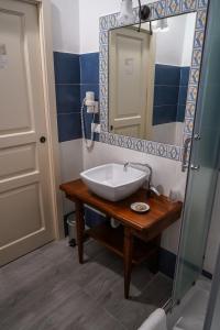 Montesano sulla MarcellanaPalazzo Cestari Hotel的一间带水槽和镜子的浴室