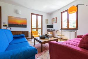 菲纳莱利古雷Charming Ligurian Riviera House的客厅配有蓝色的沙发和桌子