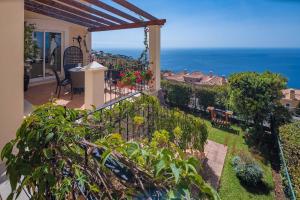 丰沙尔Designed Villa Palheiro Village by HR Madeira的海景阳台