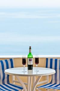 卡特瑞杜斯亚缇米斯田园酒店的一张带两杯红葡萄酒的白桌