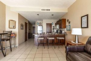 佩尼亚斯科港Sonoran Sea 1BR SSW 510 by Casago的客厅以及带沙发和桌子的厨房。
