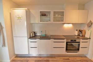 埃斯比约A-Bed的厨房配有白色冰箱和水槽