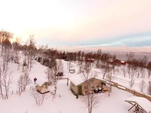 MortenhalsMarytun Cabins的雪中小屋的空中景致