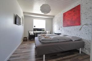埃斯比约A-Bed的一间卧室设有一张床和砖墙