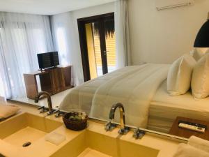皮帕琵琶湖酒店 的一间卧室配有一张床和一个带镜子的水槽