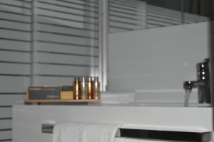 贝鲁特公园塔套房酒店的浴室柜台上设有蜡烛架