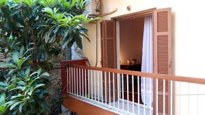 塞萨洛尼基Peaceful Home的阳台设有开放式门,部分种有植物