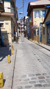 塞萨洛尼基Peaceful Home的一条空的街道,在城市里设有黄色的柱子