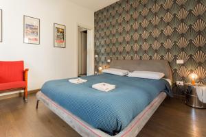 佩鲁贾Casa Malichi - Rètro Apartment - Centro Storico Perugia的一间卧室配有一张床,上面有两条毛巾