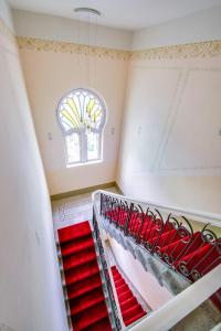 特拉维夫House of Palm - One of a Kind的窗户房间里带红色台阶的楼梯