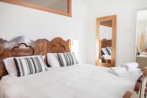 滕诺Casa Calvola holiday home的卧室配有一张白色大床和木制床头板