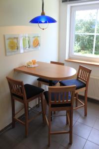 施莱登Ferienwohnung Schmahl的一张带蓝光的餐桌和椅子