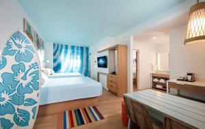 奥兰多无尽夏日度假村 – 冲浪酒店的一间酒店客房 - 带一张床和一间浴室