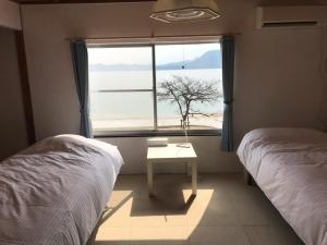 Megijima Island Guesthouse & cafe Megino客房内的一张或多张床位