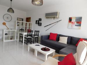 波尔蒂芒Tropical Rocha Residence的客厅配有沙发和桌子
