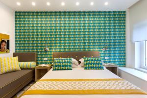 索伦托Casa Dominova de Luxe的一间卧室设有一张床和色彩缤纷的墙壁