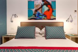 索伦托Casa Dominova de Luxe的一间卧室配有带2个枕头的床
