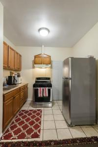 芝加哥1549 North Maplewood Avenue的厨房配有不锈钢冰箱
