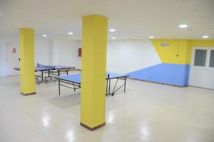 科马鲁加Alberg Coma-ruga Xanascat的一间设有乒乓球桌和乒乓球桌的房间