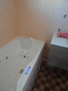 勒芒circuit expo zenith的浴室配有白色浴缸和水槽