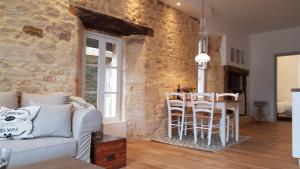 萨尔拉拉卡内达Le Rousseau Sarlat的客厅配有白色的沙发、桌子和椅子