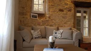 萨尔拉拉卡内达Le Rousseau Sarlat的客厅配有沙发和桌子
