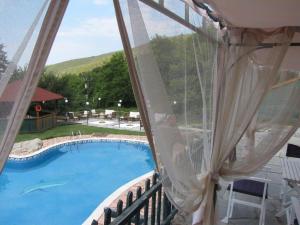 Mousthéni狄俄尼索斯村度假酒店的阳台享有游泳池的景致。