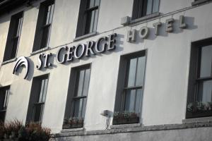 查塔姆St George Hotel Rochester-Chatham的建筑一侧的标志,带有窗户