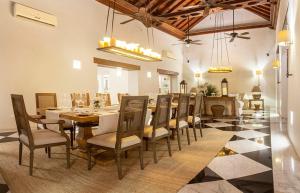 卡塔赫纳卡萨唐桑丘马斯蒂克岛酒店的一间带长桌和椅子的用餐室