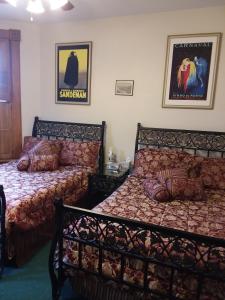 代顿维诺港口住宿加早餐旅馆的卧室配有两张床,墙上挂着一幅画