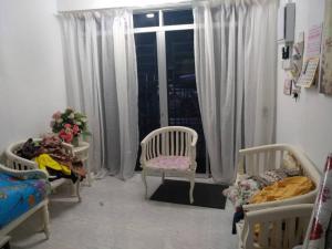 玻璃市港口Anis Homestay Kuala Perlis的客房设有两张床、两把椅子和窗户。