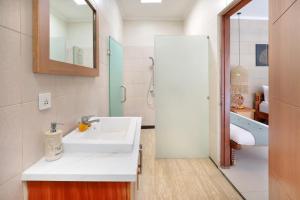 勒吉安维埃别墅酒店的白色的浴室设有水槽和浴缸。