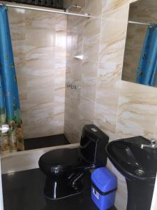 利马Hostal Sueños的浴室设有黑色的卫生间和水槽。