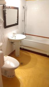 基隆阿乐哈大饭店的浴室配有卫生间、盥洗盆和浴缸。
