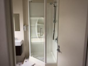 LumsdenRoyal Mail Hotel的浴室里设有玻璃门淋浴