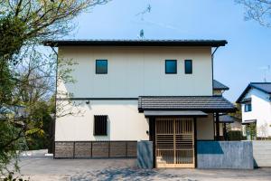 由布市Kotonone Mai Suzu的白色的房子,设有车库