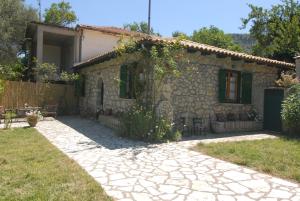 AsprogerakataVilla Frias的石头房子前面设有庭院