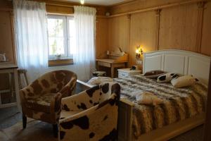 泰特南巴特腾露营公寓的一间卧室配有一张床、两把椅子和一个窗户