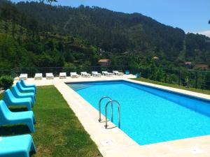 吉尔斯格雷斯拉戈亚阿苏尔酒店的山边带躺椅的游泳池