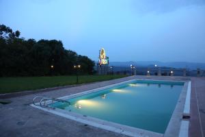 贡德尔果哈酒店的夜间游泳池,后方有钟