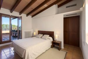 科洛尼亚圣霍尔迪赛斯艾尼斯乡村民宿的一间卧室设有一张床和一个阳台