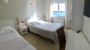 伊苏拉洛萨酒店客房内的一张或多张床位