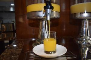 沙迦阿达尔酒店的橙汁倒入玻璃杯中