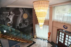 图兹拉Tuzla Garden Hotel & Spa的建筑中带吊灯和楼梯的走廊