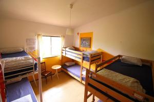 Valle de GuerraLagarto Hostel Tenerife的客房设有四张双层床和窗户。