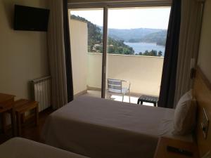 吉尔斯格雷斯拉戈亚阿苏尔酒店的酒店客房设有一张床和一个大窗户