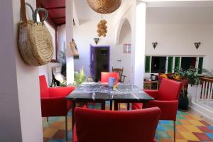 穆莱伊德里斯达尔泽霍恩酒店的一间带桌子和红色椅子的用餐室