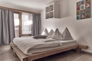 萨斯费玛蒙特酒店的一间卧室配有带白色床单和枕头的床。