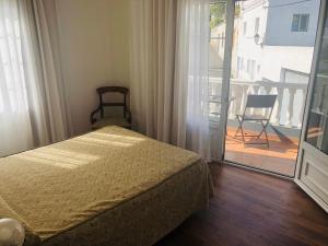 巴尔韦尔德回力镖酒店的一间卧室设有一张床,享有阳台的景色