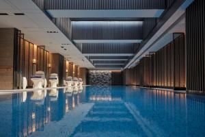 北京北京王府井文华东方酒店的一座带白色厕所的建筑中的游泳池